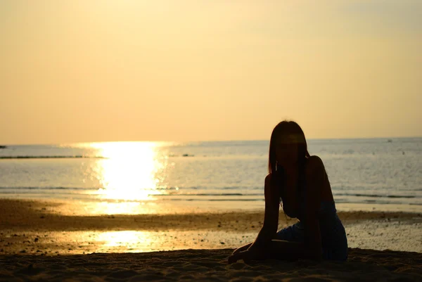 Силуэт женщины на пляже — стоковое фото