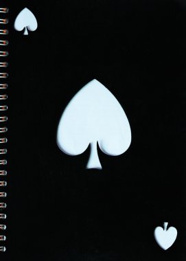 siyah üzerine beyaz kalp