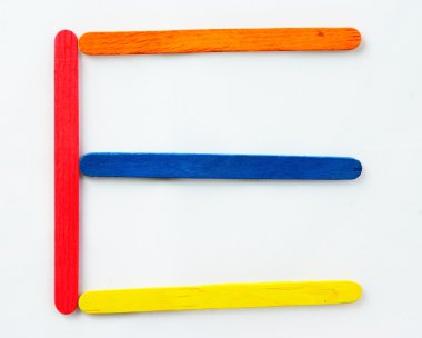 renkli ahşap bar e ünsüz ayrılmış