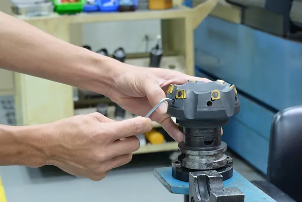 Entfernen Sie das Planfräswerkzeug der CNC-Maschine — Stockfoto