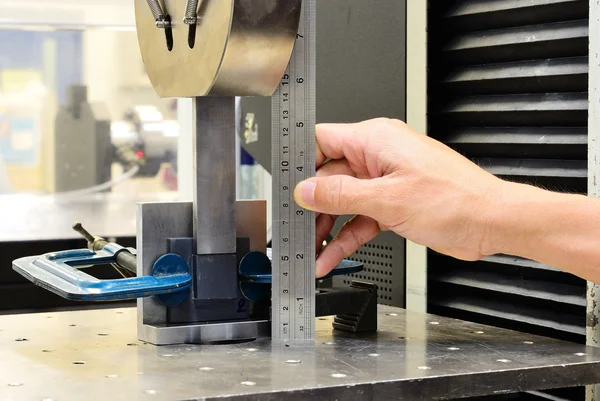 Measuring on the jig fixture shear stress specimen before test o — Stock Photo, Image