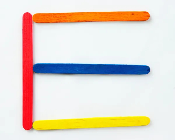 Barra de madera colorida separada de la consonante E —  Fotos de Stock