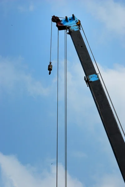 Guindaste preto e azul — Fotografia de Stock