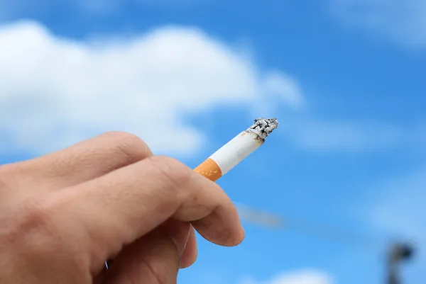 Sigara içen el