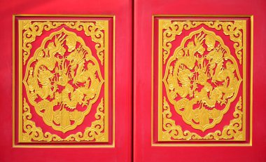 kırmızı kapının üzerinde Golden dragon