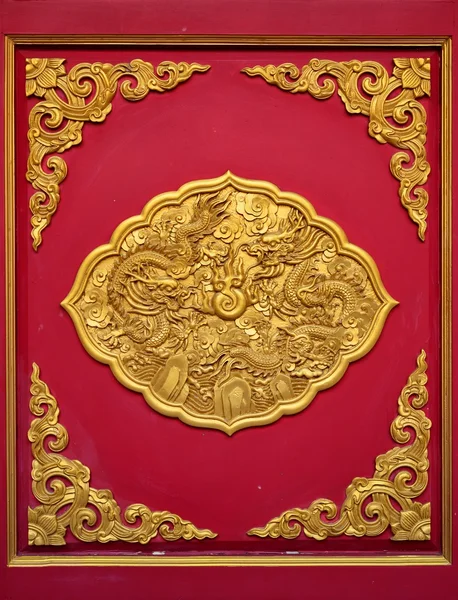 kırmızı kapının üzerinde Dragon