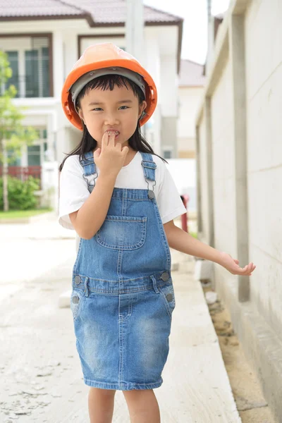 Pequeño ingeniero caminando — Foto de Stock