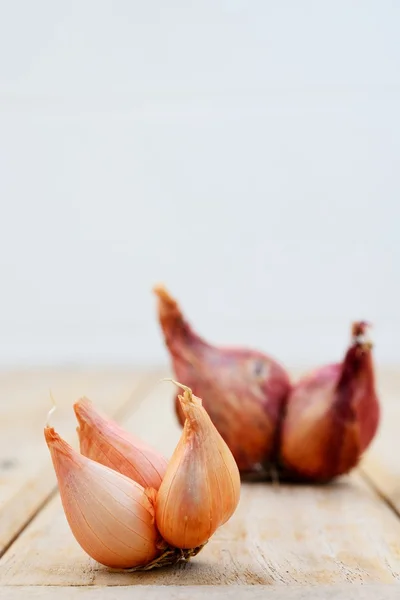 Cebola vermelha no chão de madeira — Fotografia de Stock