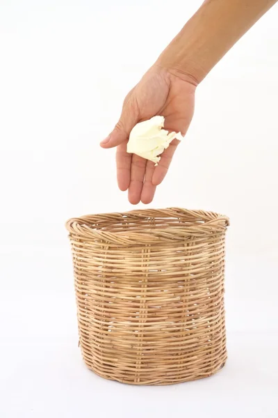 Mano destrozando basura a la papelera de ratán — Foto de Stock