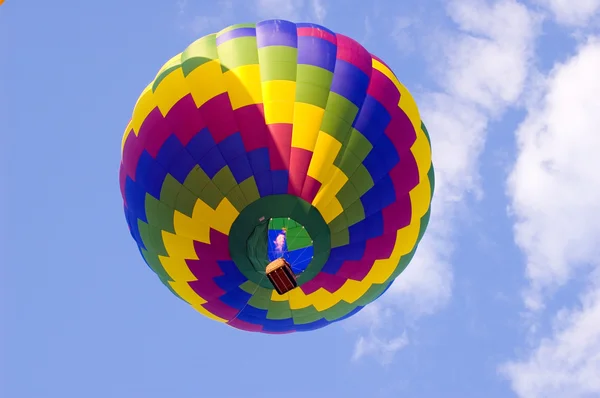 Färgrik varmluftsballong — Stockfoto