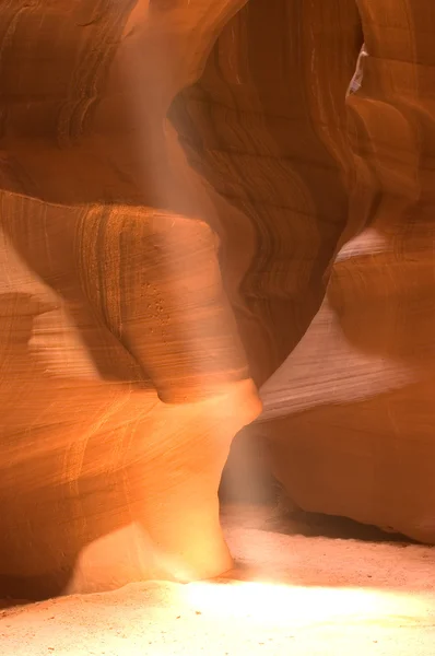束光在羚羊峡谷 — 图库照片