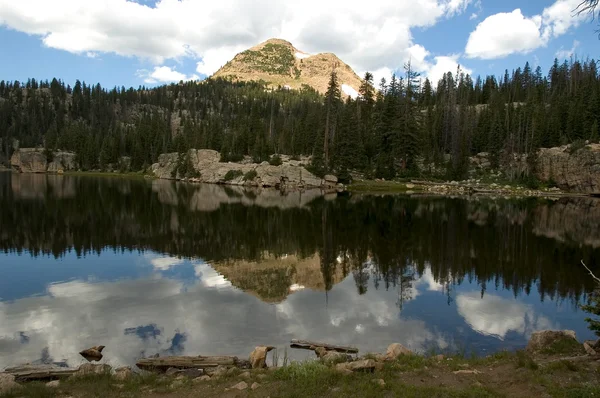 Reflektion av bergen bakom ön lake i utah — Stockfoto