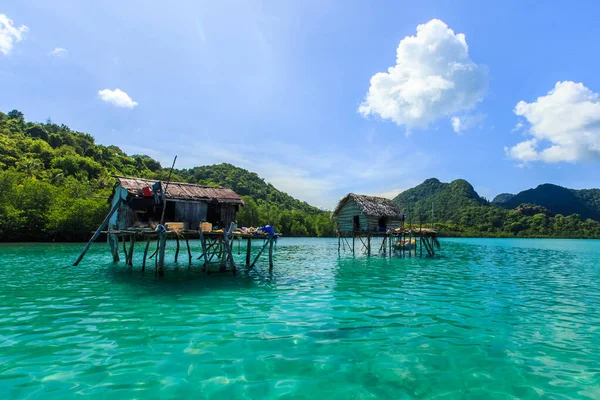 Bohey Dulang Adası, Semporna Sabah, Malezya 'da Borneo deniz çingene su köyü manzarası.