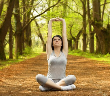 Yoga egzersiz yaparak genç kız