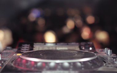 kulüp DJ ekipmanları