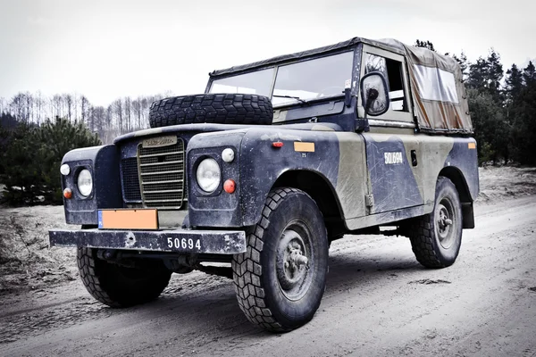 Old Land Rover Defender kjører av vei – stockfoto