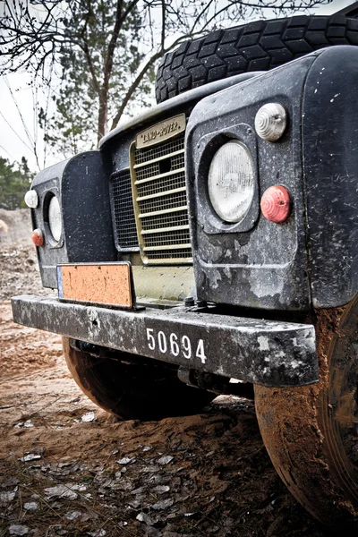 Vieux défenseur Land Rover dans la boue — Photo