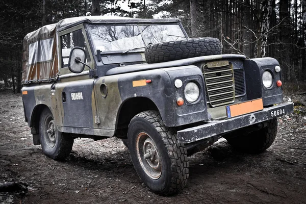 Old Land Rover Defender guida fuori strada Foto Stock