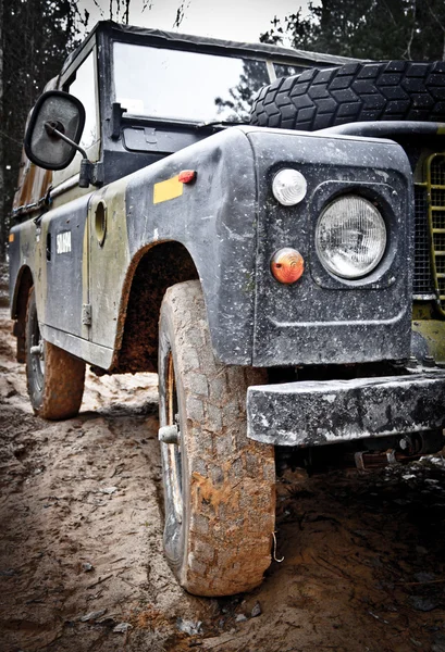 Old Land Rover Difensore nel fango Immagine Stock