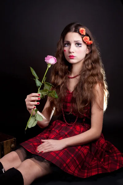 Retrato da boneca menina com rosa — Fotografia de Stock