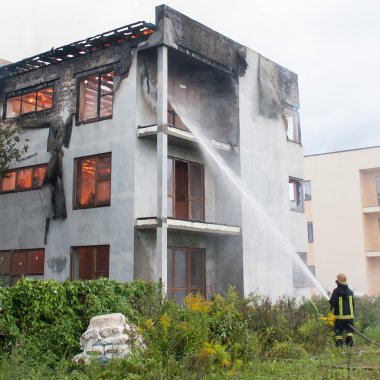 itfaiye yangın bir hortum ile mücadele