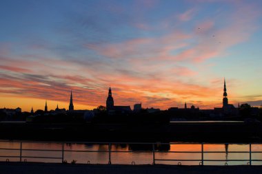 Panorama eski riga gece. Letonya
