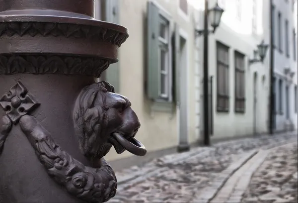 Улица в старом городе. Рига, Латвия — стоковое фото