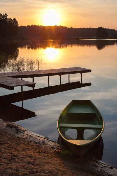 Peisaj cu barca si apus de soare pe lac — Fotografie, imagine de stoc