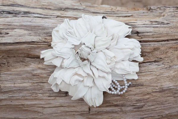 Handgemaakte flower lederen broche — Stockfoto