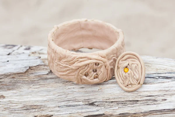 Bracciale fatto a mano con pelle su legno vecchio — Foto Stock