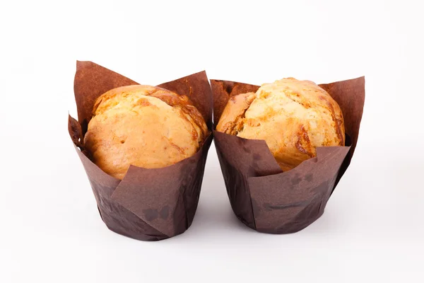 Δύο muffins που απομονώνονται σε λευκό φόντο. — Φωτογραφία Αρχείου
