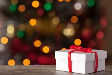 Beyaz bir şerit üzerinde arka plan bokeh kutusuyla