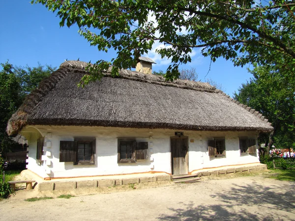 Gamla ukrainska landsbygden stuga med halm tak — Stockfoto