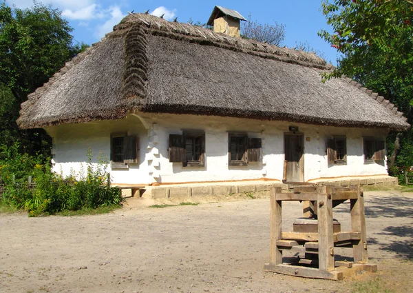 Antigua casa rural ucraniana con un techo de paja — Foto de Stock