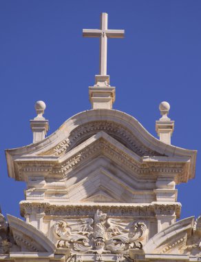 Kilise üst kısmında çapraz