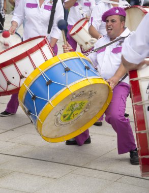 bas davul çalmaya davulcu