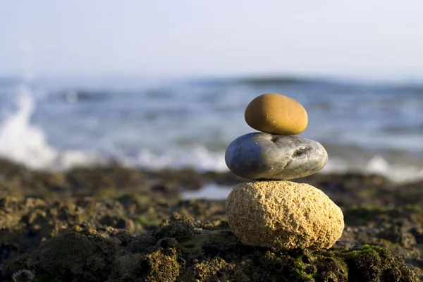 Курортные камни на пляже — стоковое фото