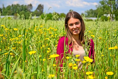 genç kadın bir alanda çiçek