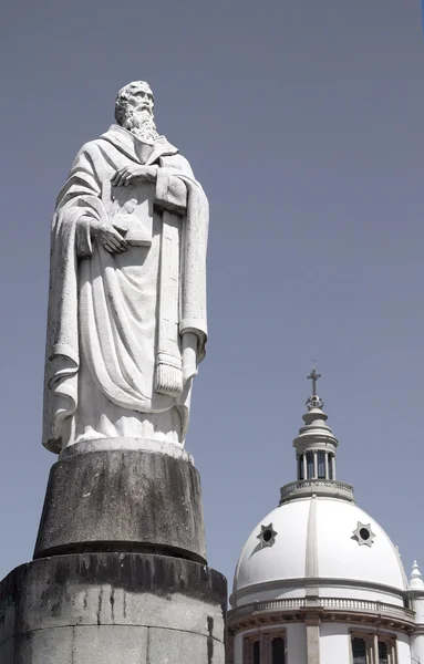 Church and statue — Stock Photo, Image