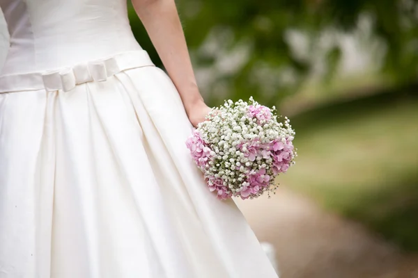 Bride with a bouquet. — Stock Photo, Image
