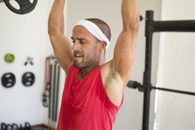 atlet ağırlık kaldırma egzersizleri