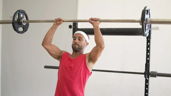 Athlete lifting weights — Stock Photo, Image