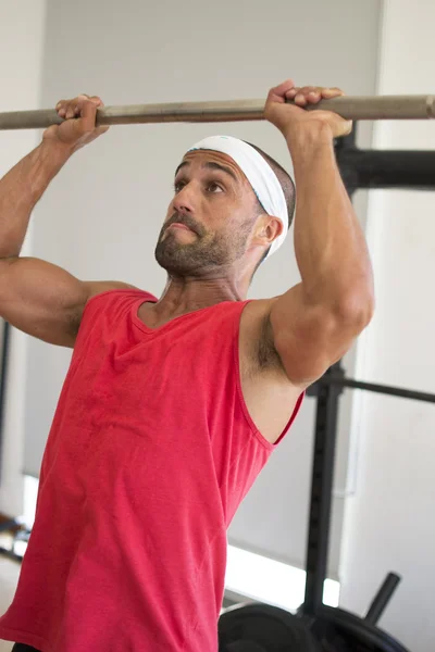 Athlete lifting weights — Stock Photo, Image