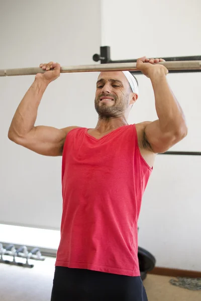 Athlete lifting weights — Stock Photo, Image