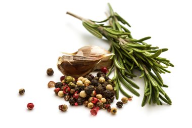 taze organik biberiye, biber ve sarımsak üzerinde beyaz izole