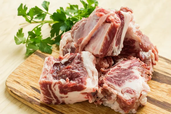 Carne crua fresca no fundo de madeira — Fotografia de Stock