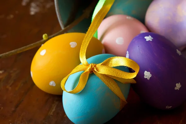 Uova di Pasqua su sfondo di legno — Foto Stock