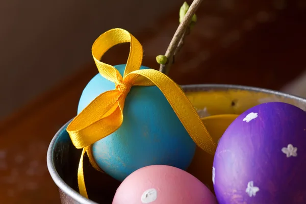 Oeufs de Pâques i dans le seau sur fond en bois — Photo