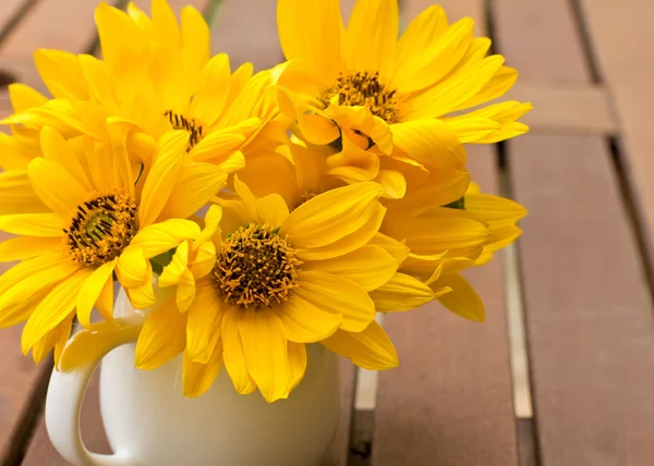 Bund leuchtend gelber Blumen — Stockfoto