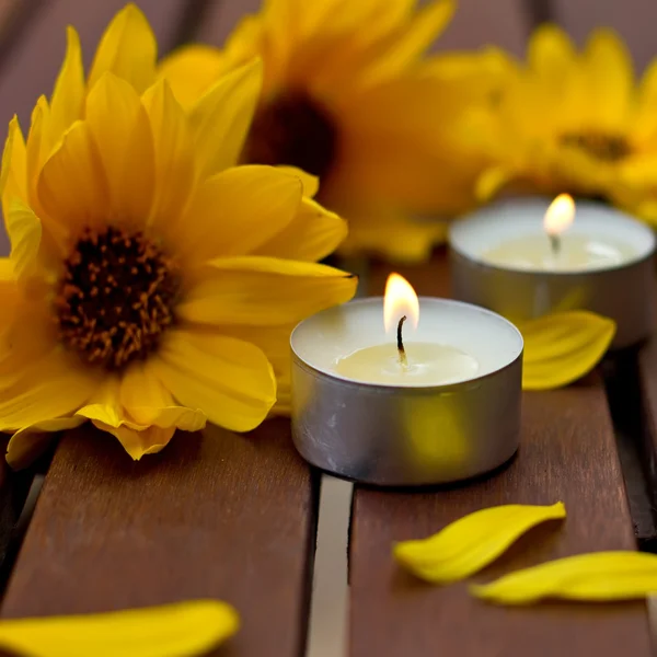 Composição decorativa de flores amarelas e pequenas velas — Fotografia de Stock